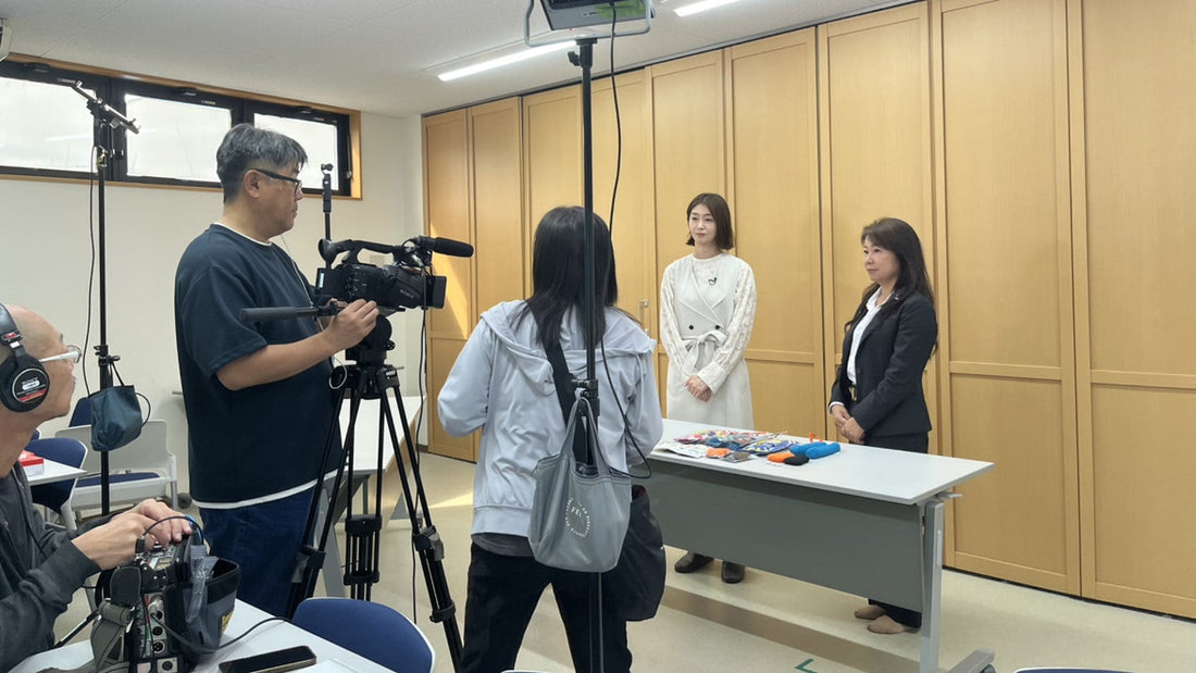びわ湖放送『滋賀経済NOW』が山仁薬品を取材。村田千弥さんと担当者、撮影スタッフの様子